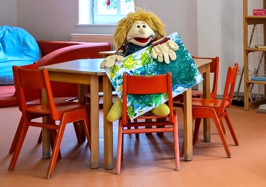 Ein Teddybär im Spielzeugregal Ein Teddybär im Spielzeugregal