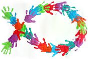 Wasserfarbenbild Kinderhände formen den Fisch